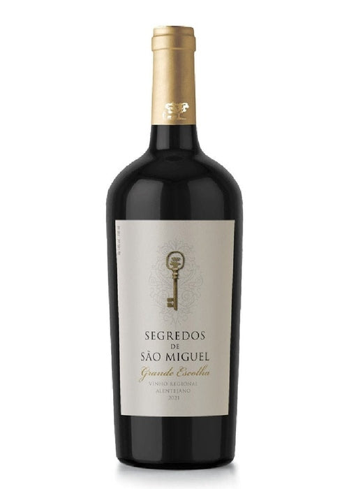 Segredos Grande Escolha red wine bottle with gold key label and cream background